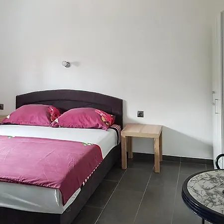 아파트 1 Bedroom Lovely In 비오그라드나모루